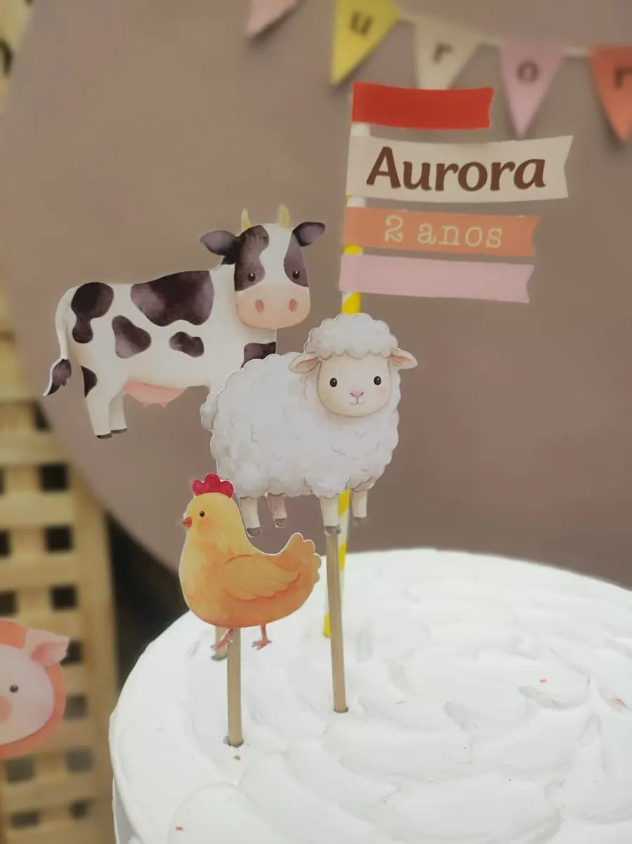 Topo de bolo com tema de fazendinha: vaca, ovelha e galinha em recortes de papel.